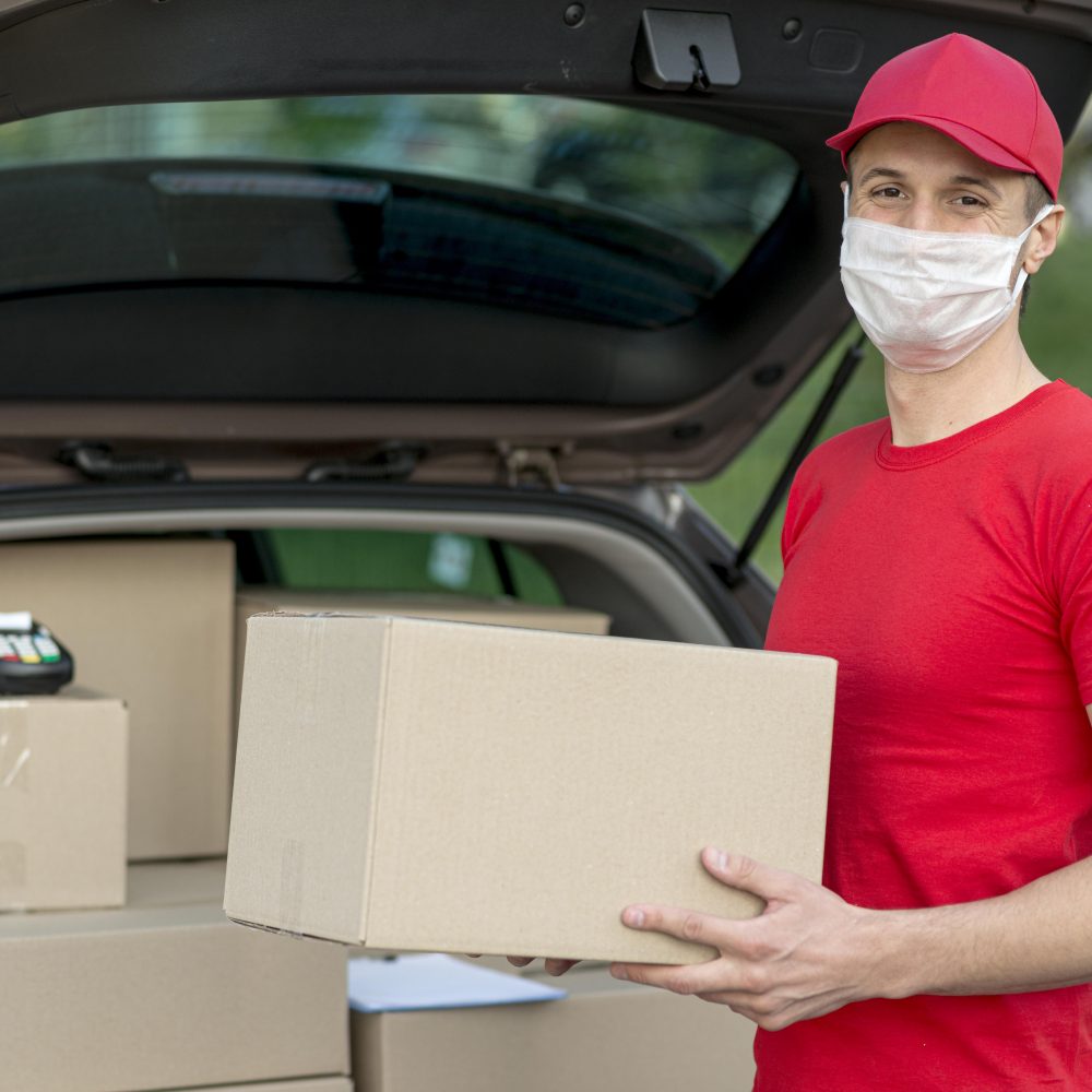 delivery-man-wearing-mask